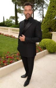 Ricky Martin El cantante puertorriqueño asistió a la amfAR Gala con un traje totalment