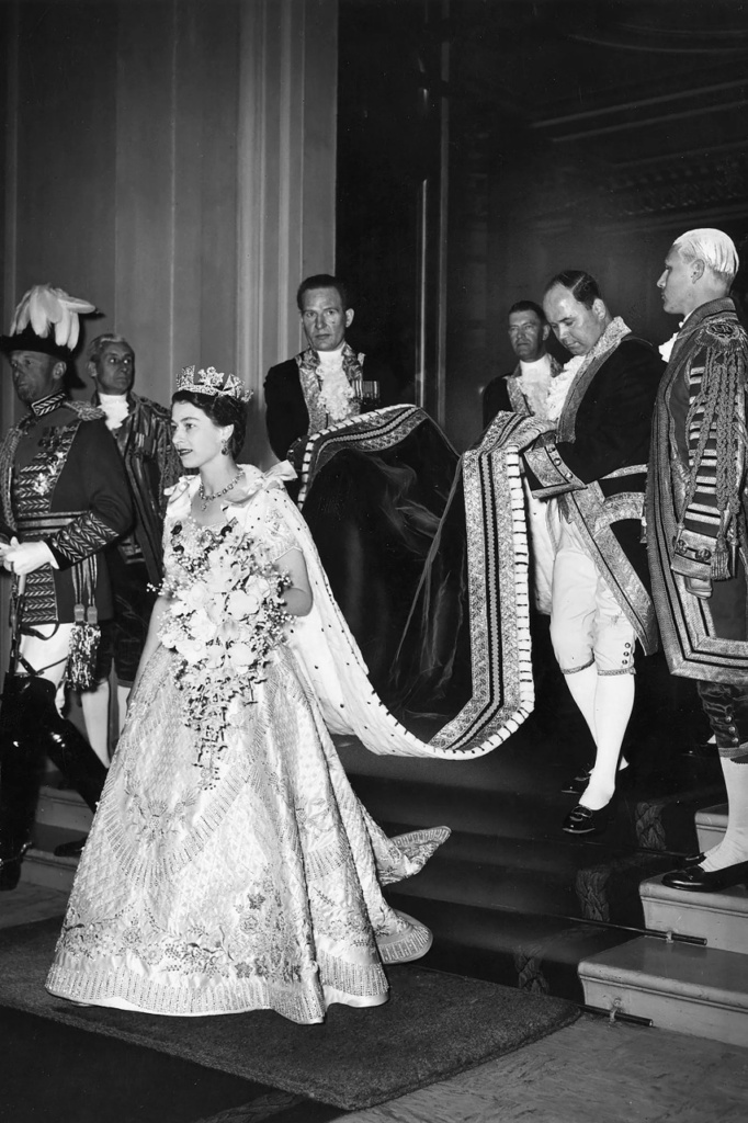 La reina Isabel II saliendo del Palacio de Buckingham para su coronación, en la Abadía de Westminster, en Londres.