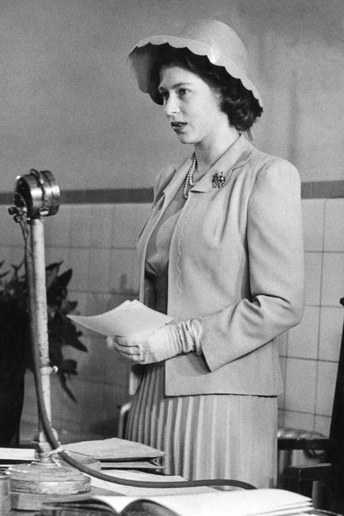 La reina Isabel II en mayo de 1944, frente a su primer discurso en solitario durante la Segunda Guerra Mundial.